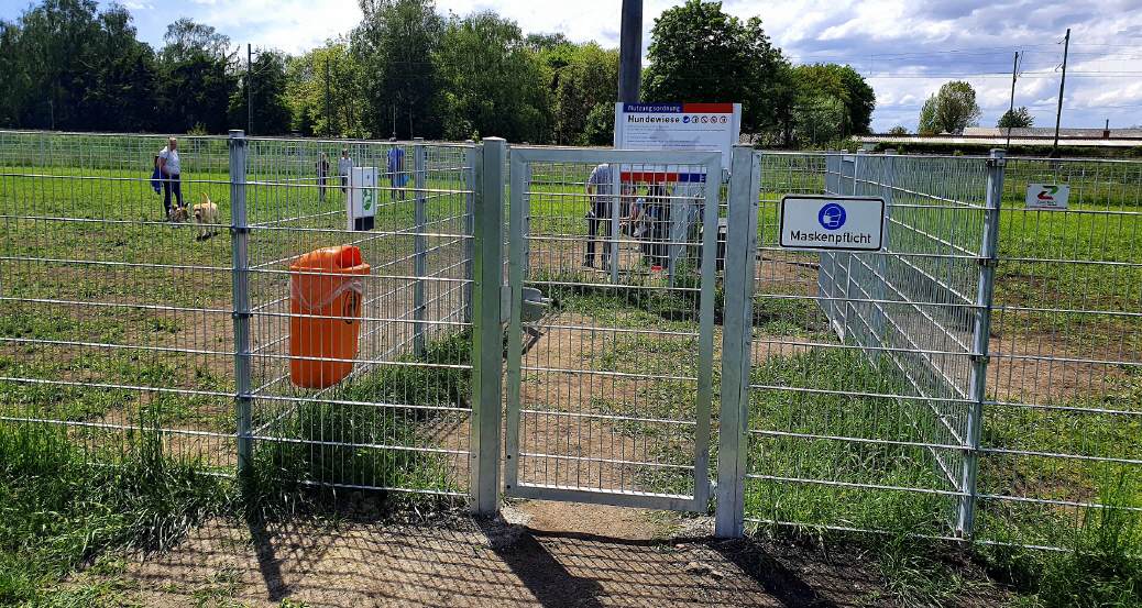 Die Hundewiese liegt direkt an der Bahnlinie.