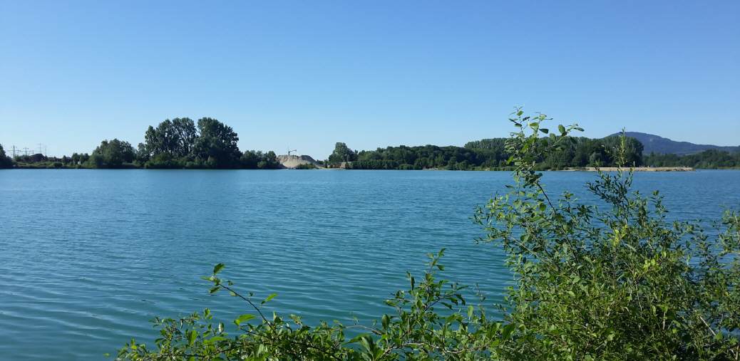 Kleine Wege und Pfade führen am See entlang.