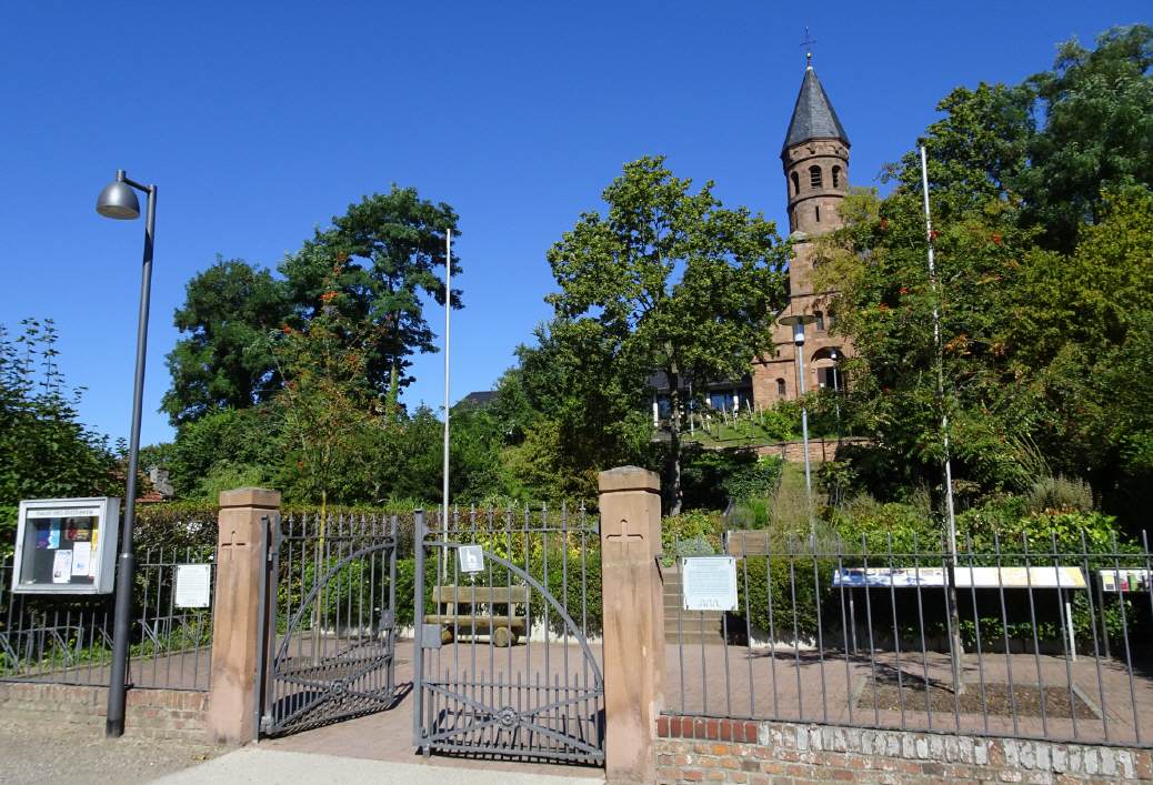 Eingang zur Evangelischen Kirche.