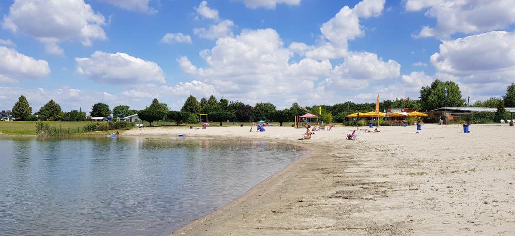 Ein sehr gepflegter Sandstrand.