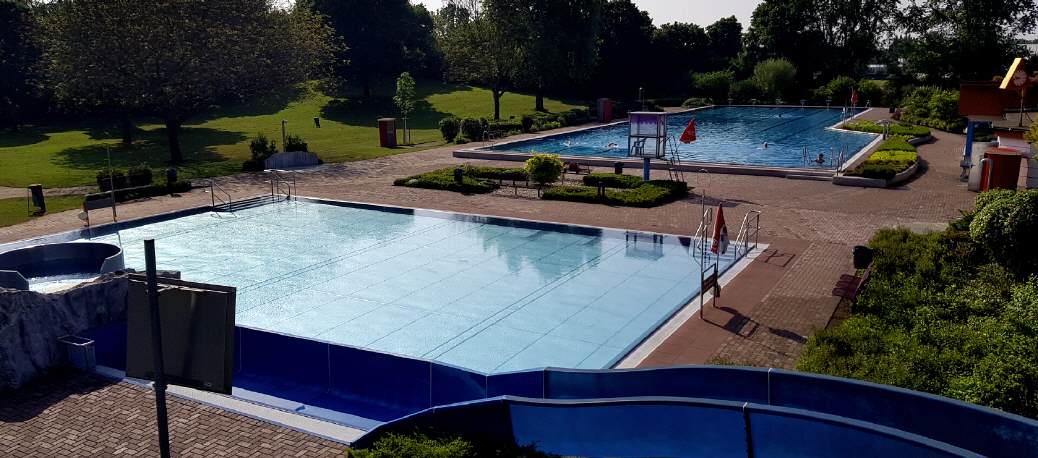 Blick auf das Schwimmer- und Nichtschwimmerbecken.