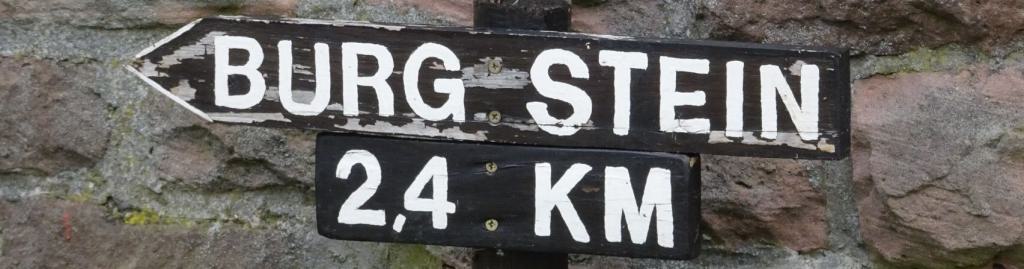 Am Fährturm folgen Sie dem Hinweisschild in Richtung Burg Stein.