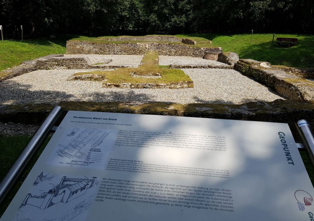 Geopunkt Tafeln skizzieren wie die Burg früher einmal ausgesehen hat.
